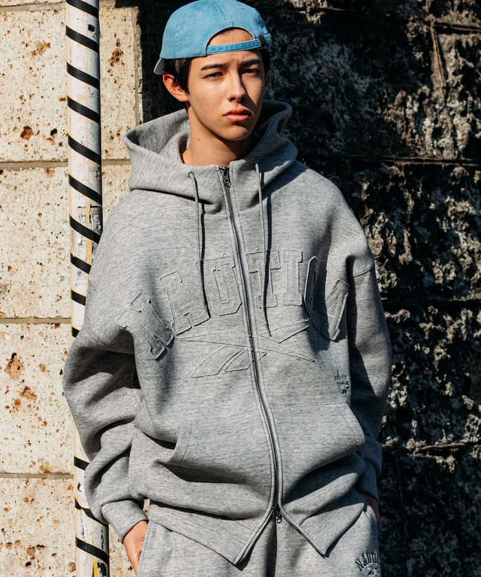 チャコールグレー