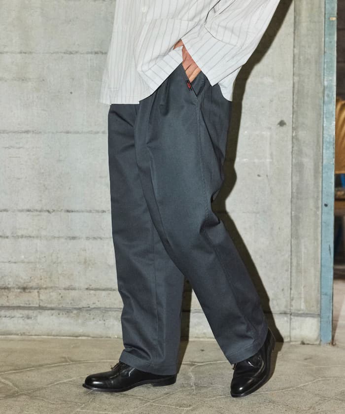 チャコールグレー