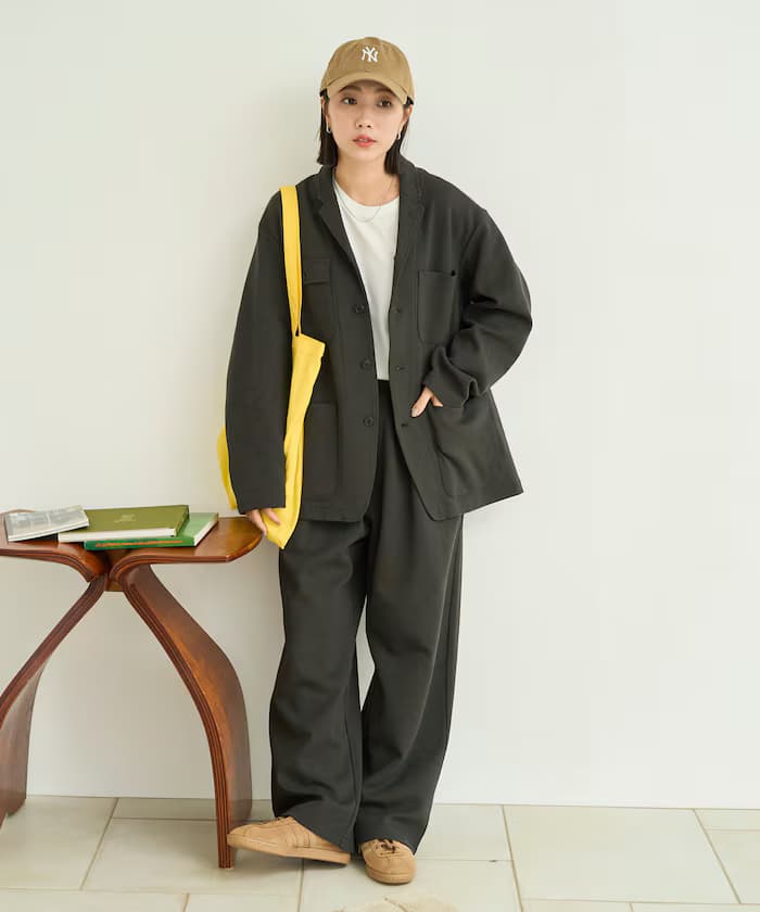 チャコールグレー