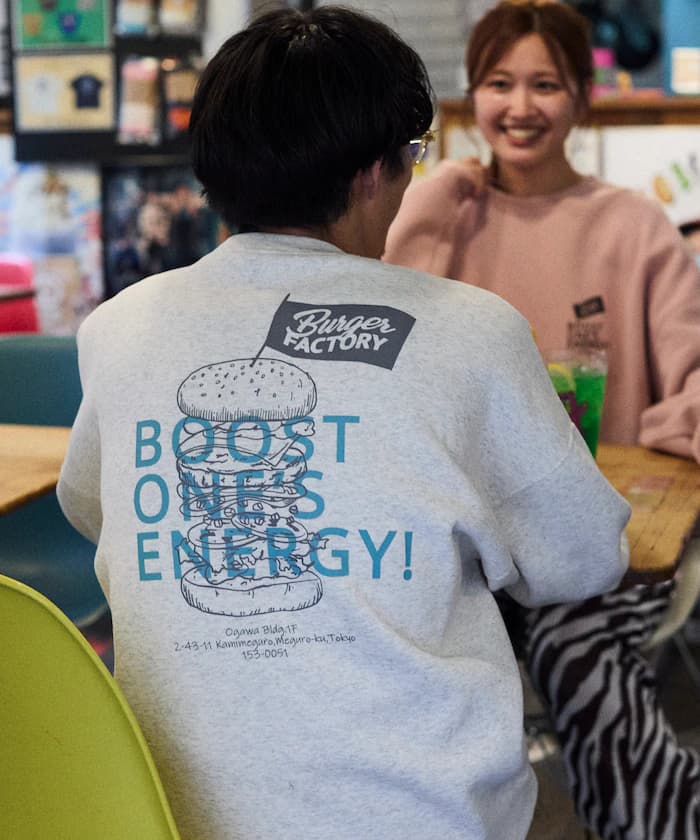 Burger Factory×FREAK'S STORE/バーガーファクトリー 別注 寬版後背印花圓領衛衣 【限定展開】