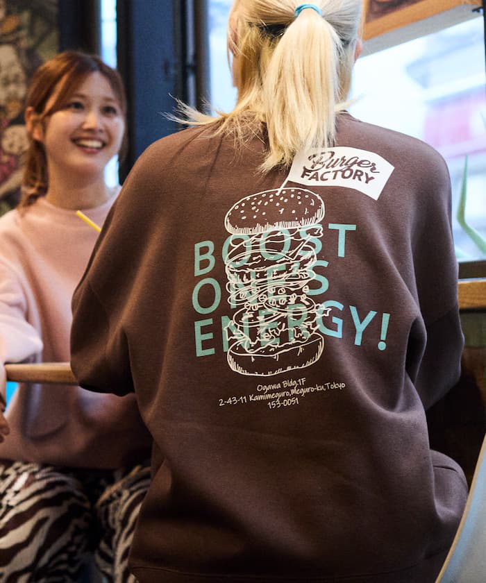 Burger Factory×FREAK'S STORE/バーガーファクトリー 別注 寬版後背印花圓領衛衣 【限定展開】