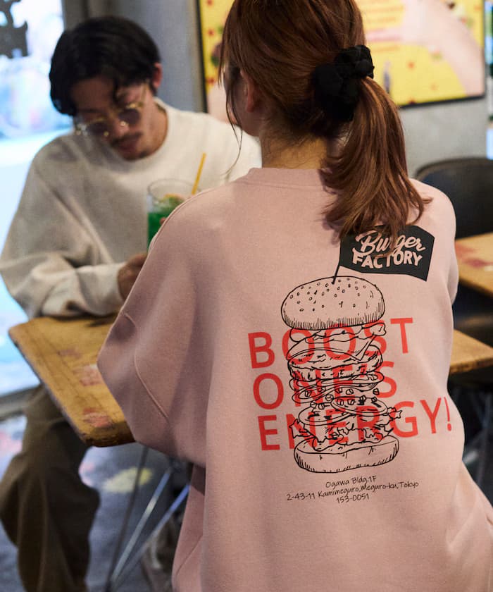 Burger Factory×FREAK'S STORE/バーガーファクトリー 別注 寬版後背印花圓領衛衣 【限定展開】