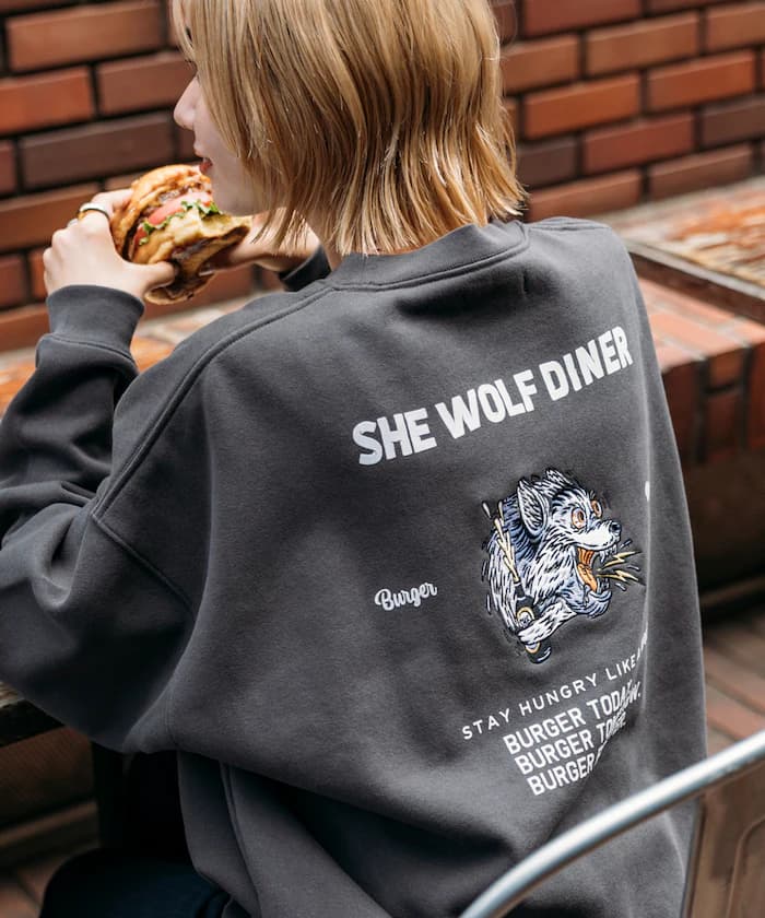 SHE WOLF DINER×FREAK'S STORE聯名 寬版後背刺繡圓領衛衣WOLF 【限定展開】