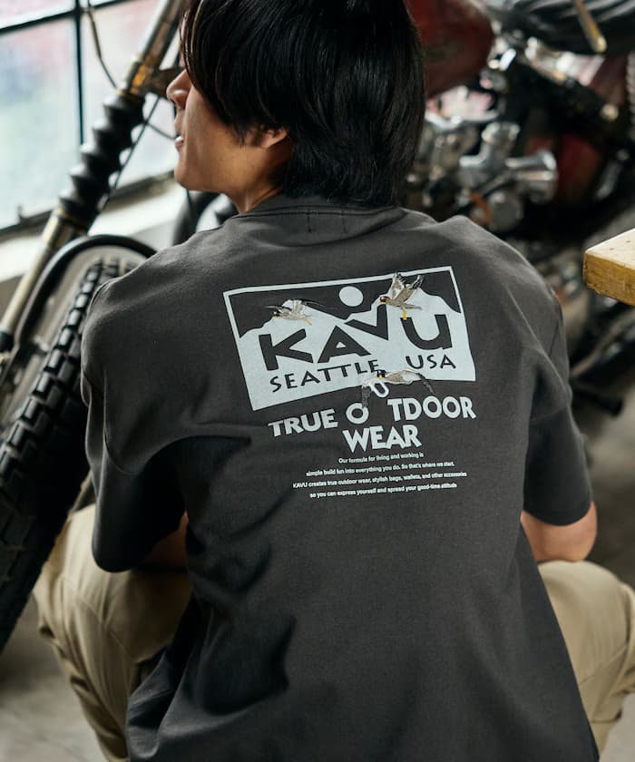 KAVU×FREAK'S STORE 別注寬版LOGO後背印花T恤 【限定展開】