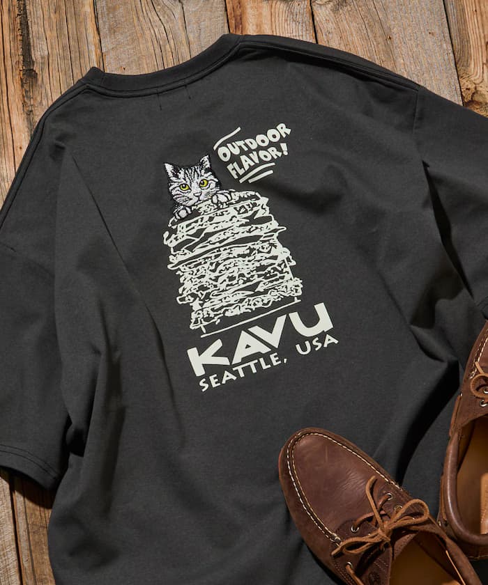 KAVU×FREAK'S STORE 聯名限定 寬版 背面漢堡貓咪刺繡 圓領T恤【限定款】