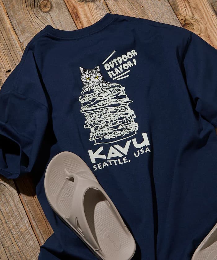 KAVU×FREAK'S STORE 聯名限定 寬版 背面漢堡貓咪刺繡 圓領T恤【限定款】