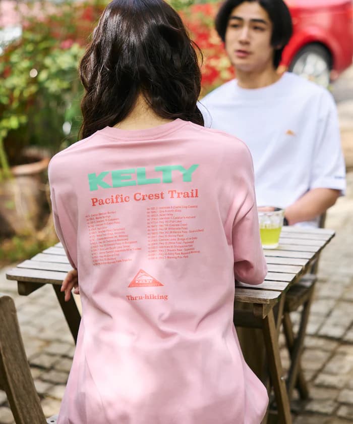 KELTY×FREAK'S STORE/ケルティ 別注 寬版 ツアーロゴ バック印花 クルーネックT恤 【限定展開】