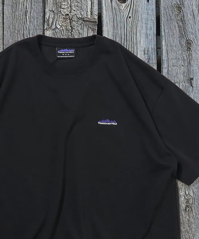 THOUSAND MILE×FREAK'S STORE 聯名限定 小標誌刺繡 圓領 抗菌防臭 吸濕排汗 寬版T恤【限定款】
