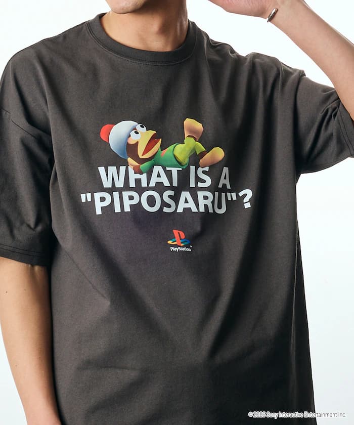寬版圓領印花T恤/PlayStation サルゲッチュ/WHAT IS A PIPOSARU 【限定展開】
