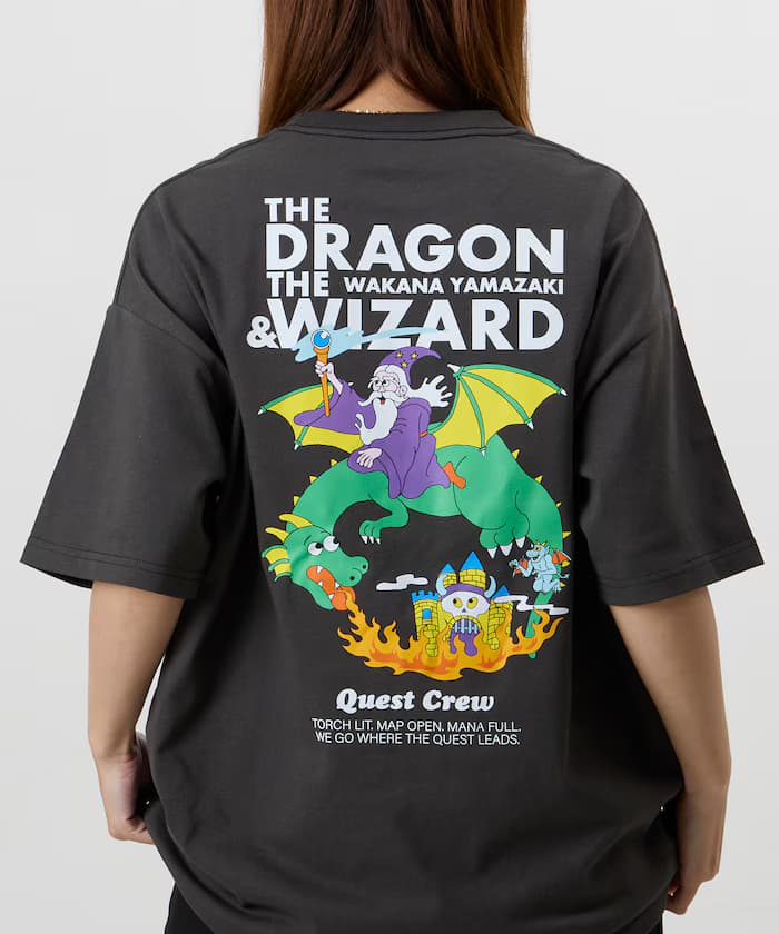 Wakana Yamazaki×FREAK'S STORE THE DRAGON & WIZARD 背面印花 圓領 T恤【限定款】