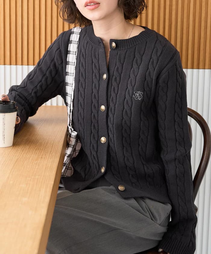 點綴刺繡纜線針織金鈕扣開衫【限定展開】