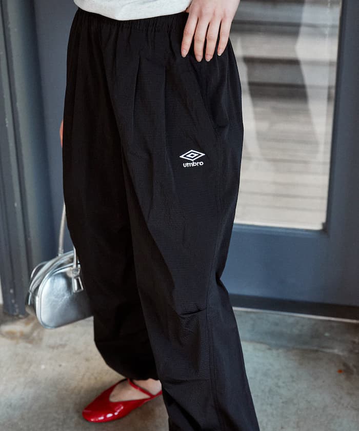 ＜機能性素材＞別注 ワンポイントロゴ打褶褲子 限定展開