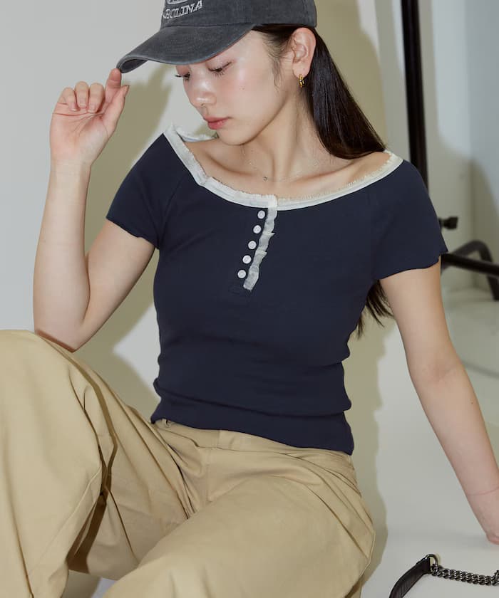 領部蕾絲拼接亨利領肋織T恤