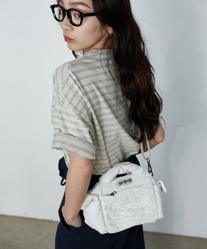 ＜有別注色＞ 褶皺設計側背包 限定展開