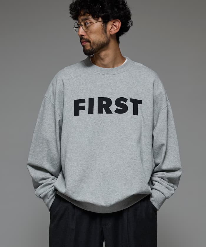 FIRST 前胸印花圓領衛衣 / 寬鬆版型