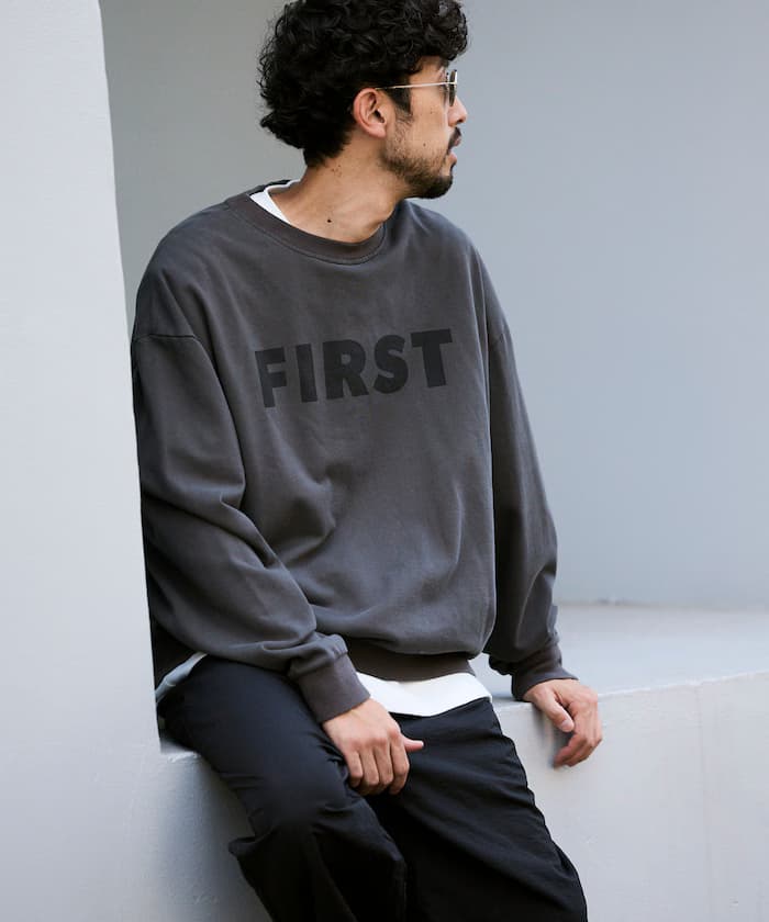 FIRST 前胸印花圓領衛衣 / 寬鬆版型