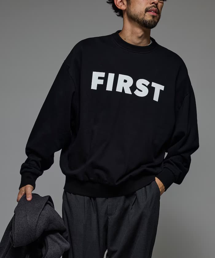 FIRST 前胸印花圓領衛衣 / 寬鬆版型