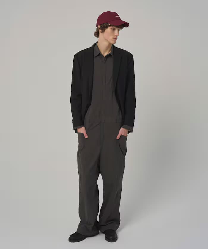 チャコールグレー