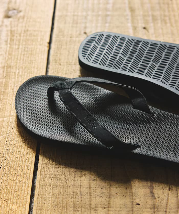 ESSENTIALS 回收輪胎人字拖