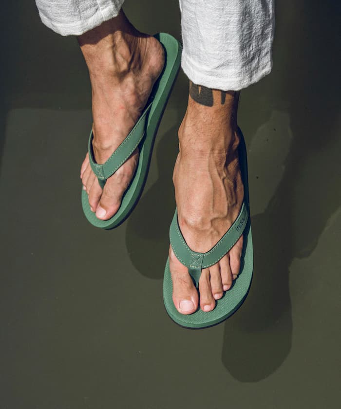 ESSENTIALS 回收輪胎人字拖