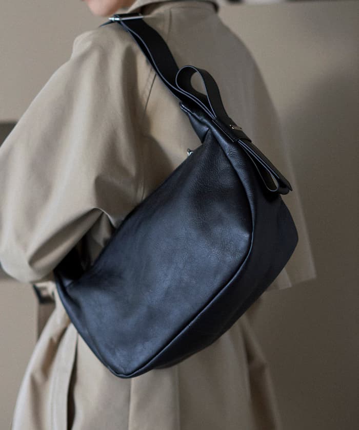 皮革 ハーフムーン 側背包 / 牛革 / 撥水皮革