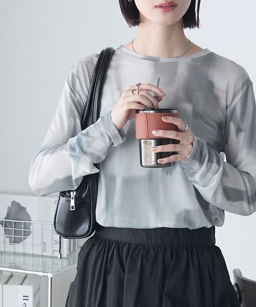 グレー