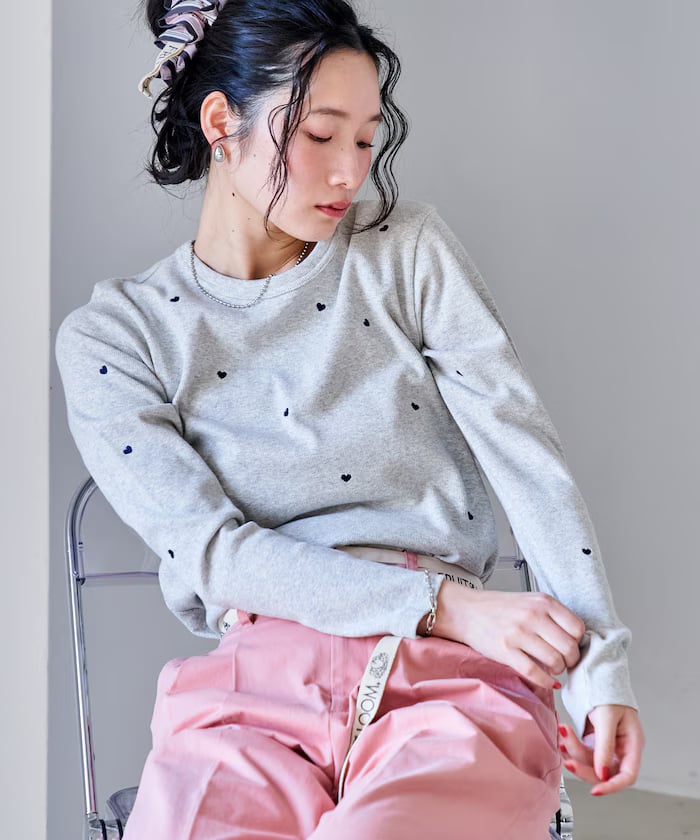グレー