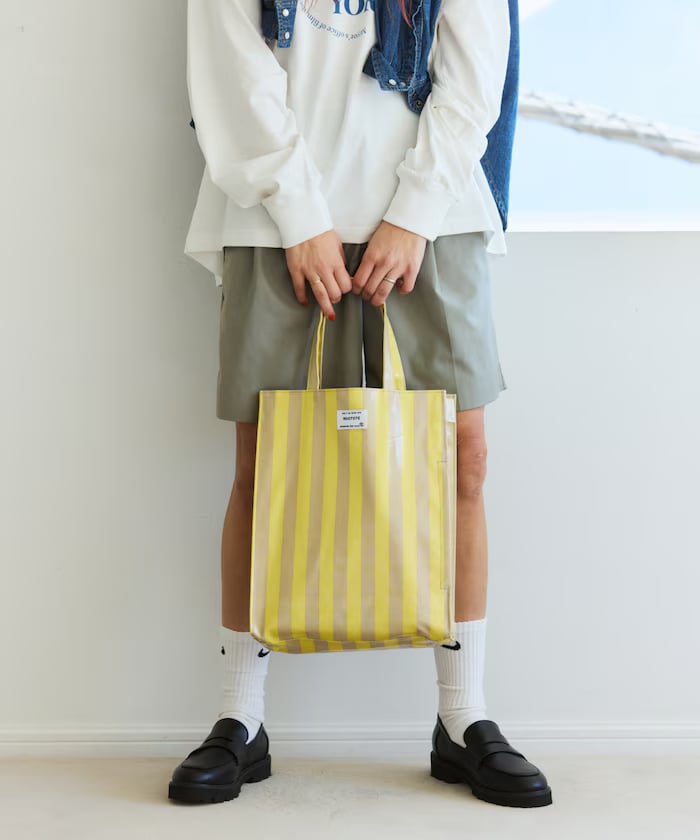 イエロー
