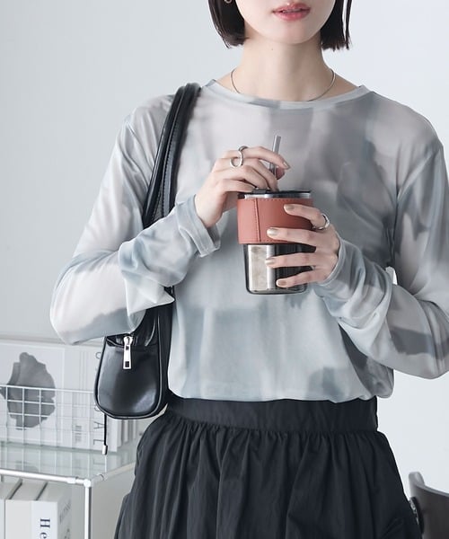 グレー