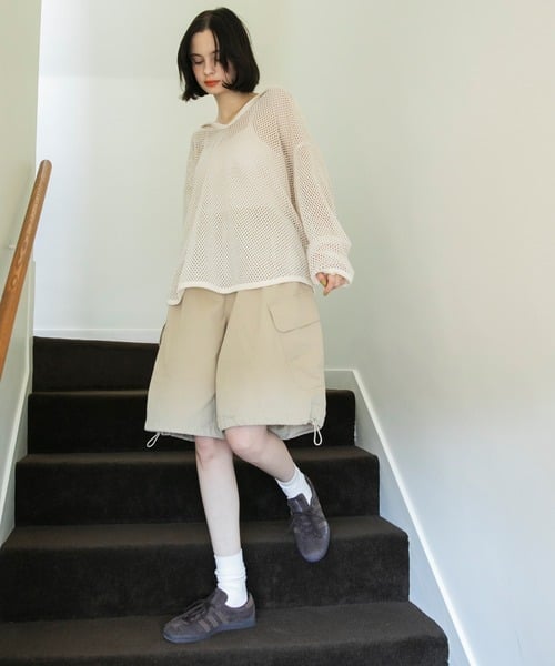 ベージュ