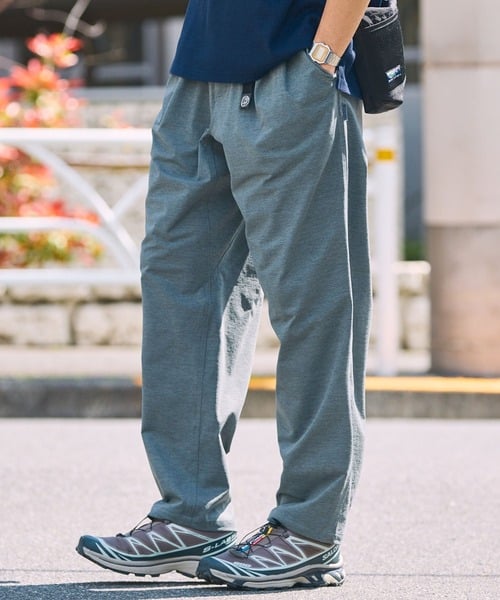グレー