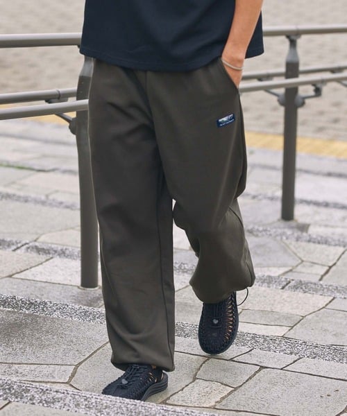 ダークブラウン