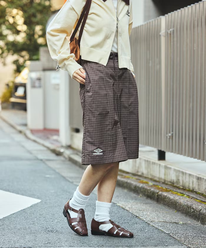 ダークブラウン