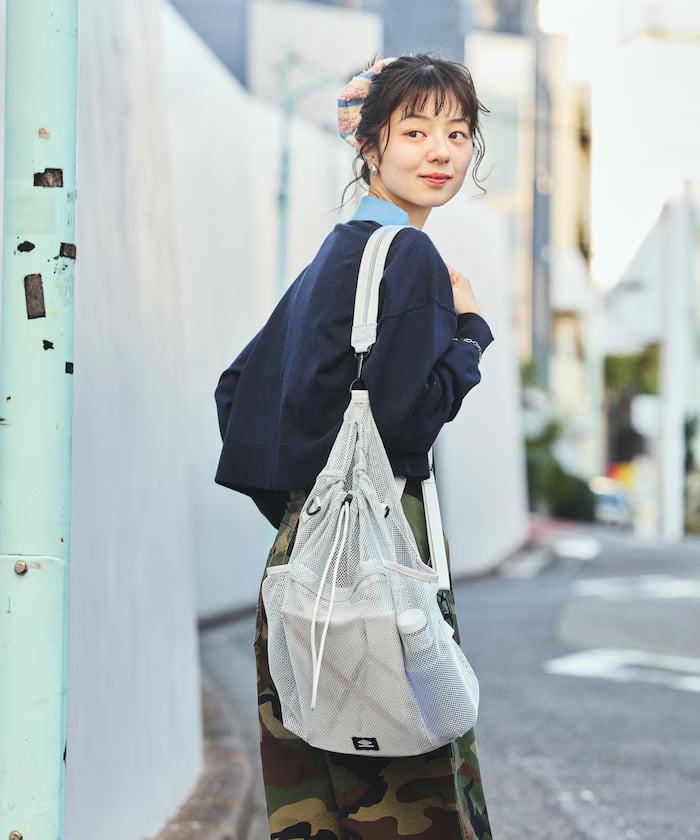 グレー