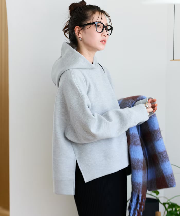 グレー