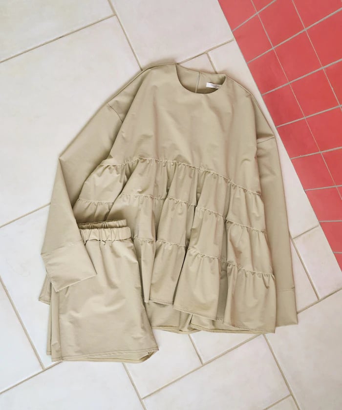 ベージュ