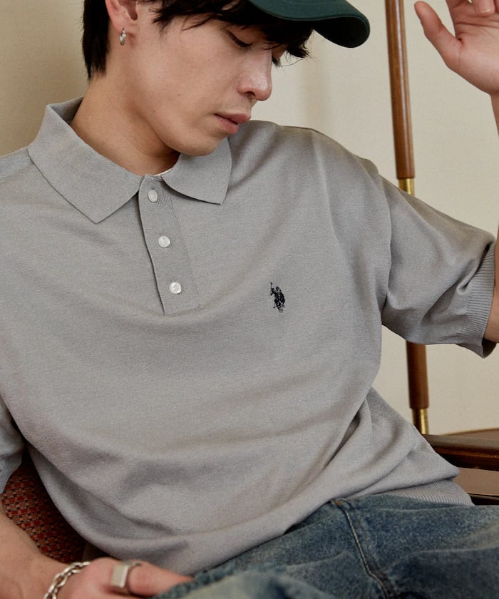 グレー