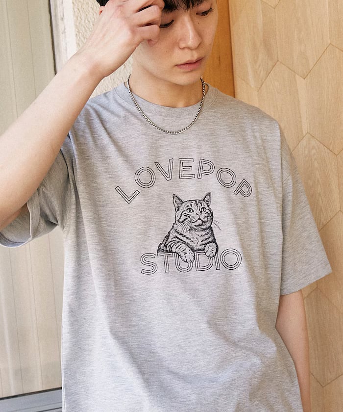 グレー