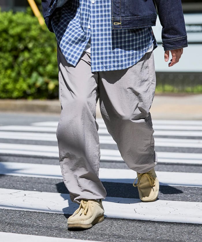 グレー