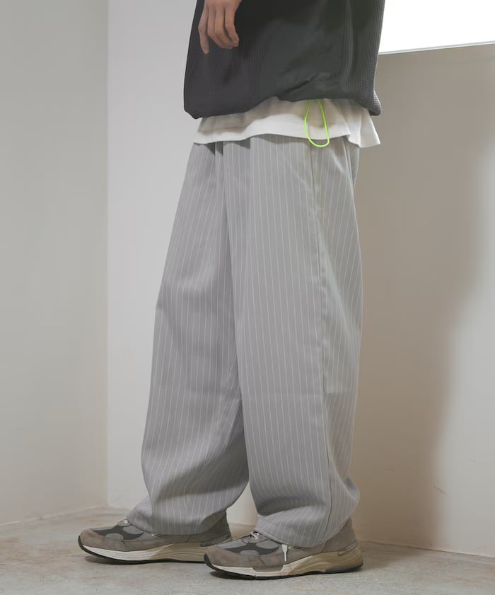 グレー
