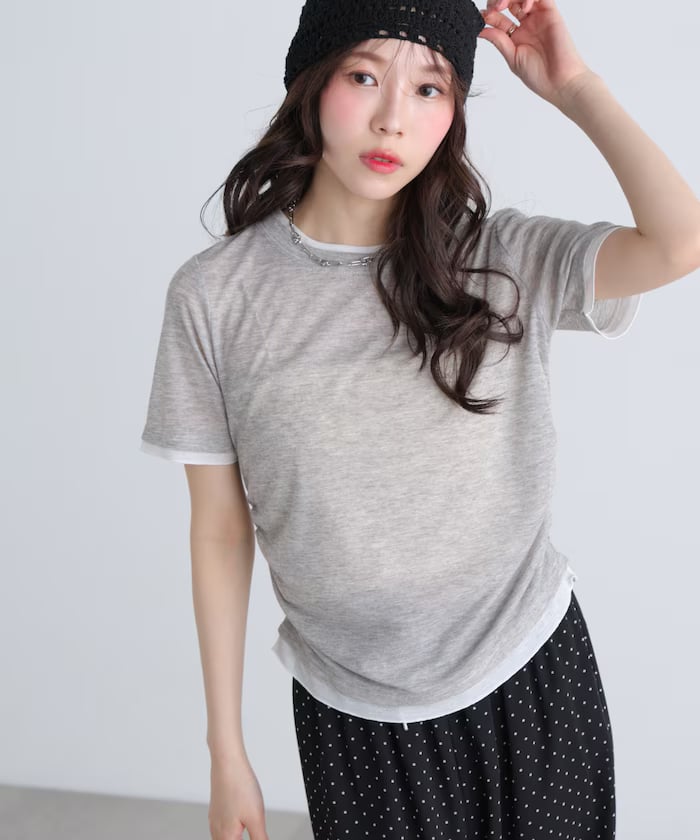 グレー